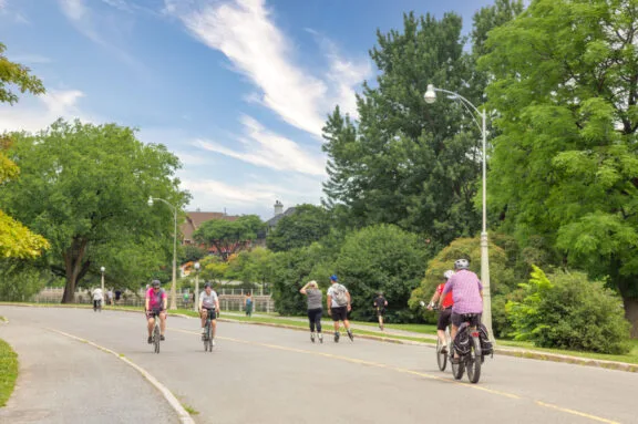 Des personnes à vélo sur la promenade de la Reine-Elizabeth durant les vélos-weekends de la CCN.