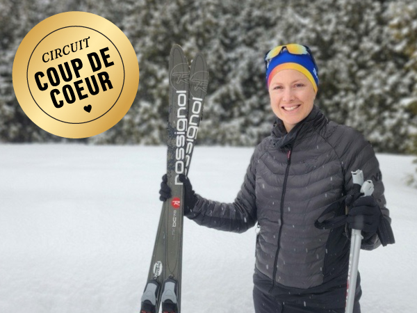 Une personne tenant des skis de fond