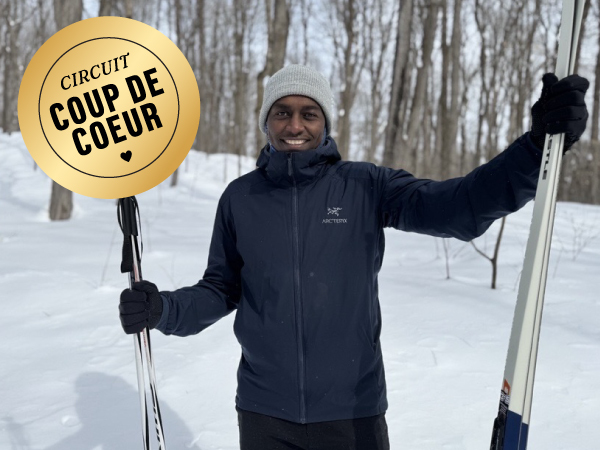 Une personne tenant des skis de fond