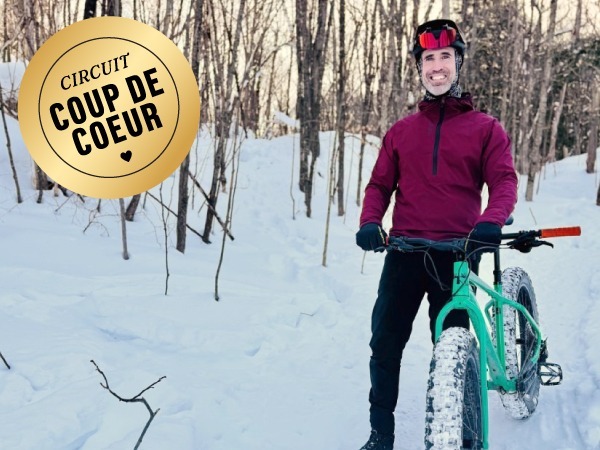 Une personne à vélo