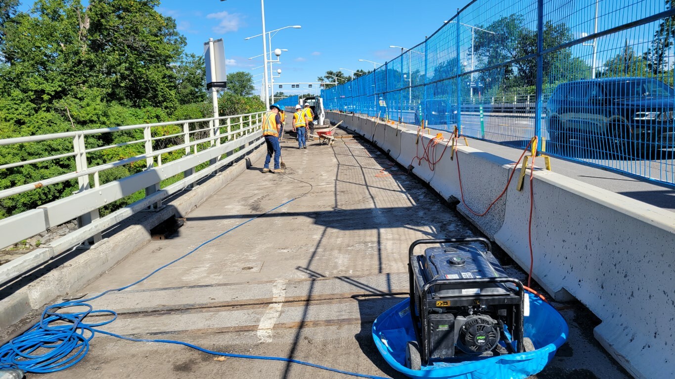 Construction workers in action on the Champlain Bridge