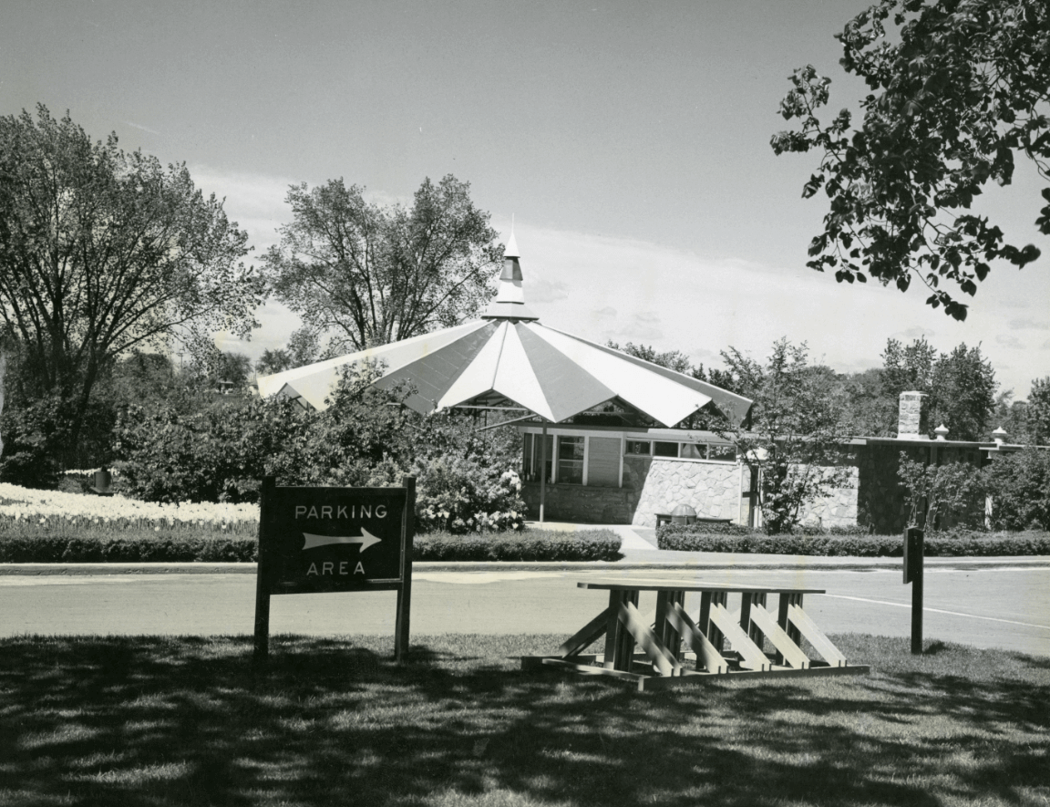 Parc Hog's Back : pavillon et supports à vélos. Août 1958. Crédit : Bibliothèque et Archives Canada / E999913931 Hog’s Back Park: pavilion and bicycle racks. August 1958. Credit: Library and Archives Canada / E999913931