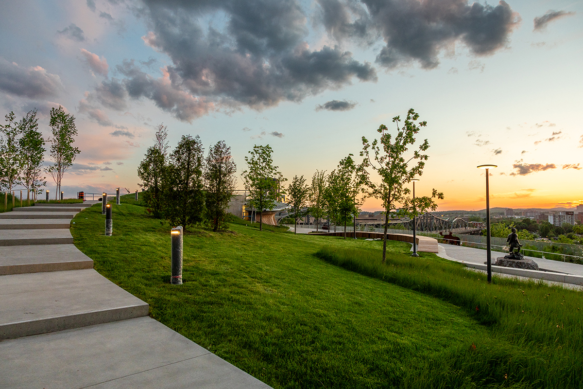 Promenade de l'esplanade en soirée
