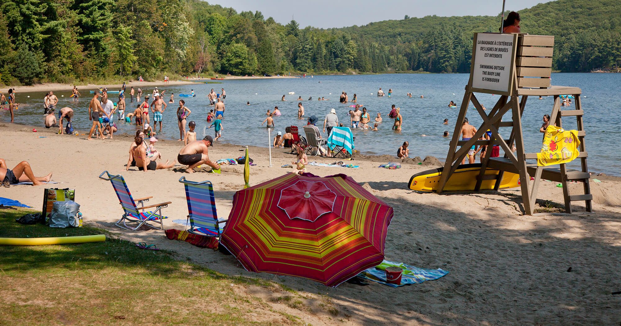 Des gens qui profitent d'une plage lors d'une journée ensoleillée.